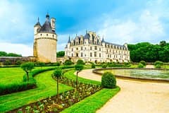 Loire Valley Wine and Castles Small-Group Day Trip from Paris