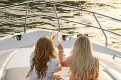 Dubai Luxury Yacht Tour with Live BBQ & Drinks