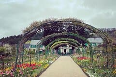 Private Transfer From Paris to Bayeux / Caen with stop in Giverny